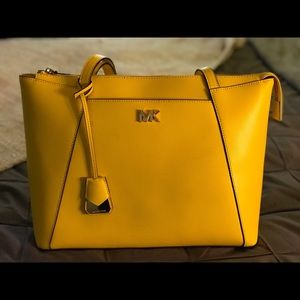 MK tote
Voyager Large Saffiano Leather Tote Bag